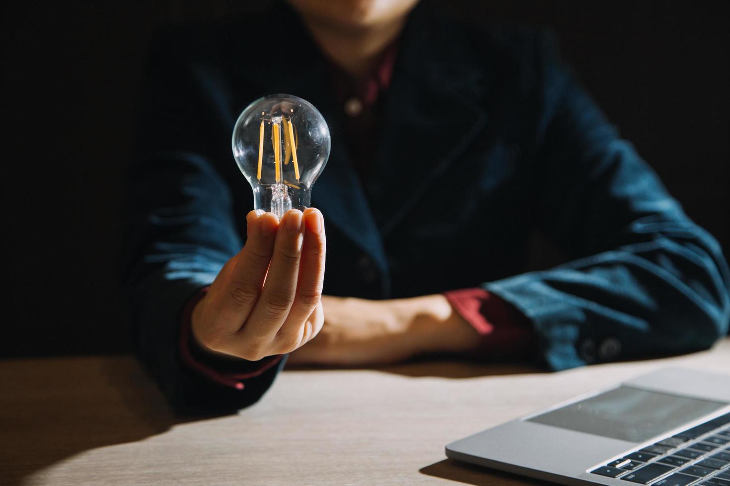 innovazione. mani che tengono la lampadina per il concetto nuovo concetto di idea con innovazione e ispirazione, tecnologia innovativa nel concetto di scienza e comunicazione, foto