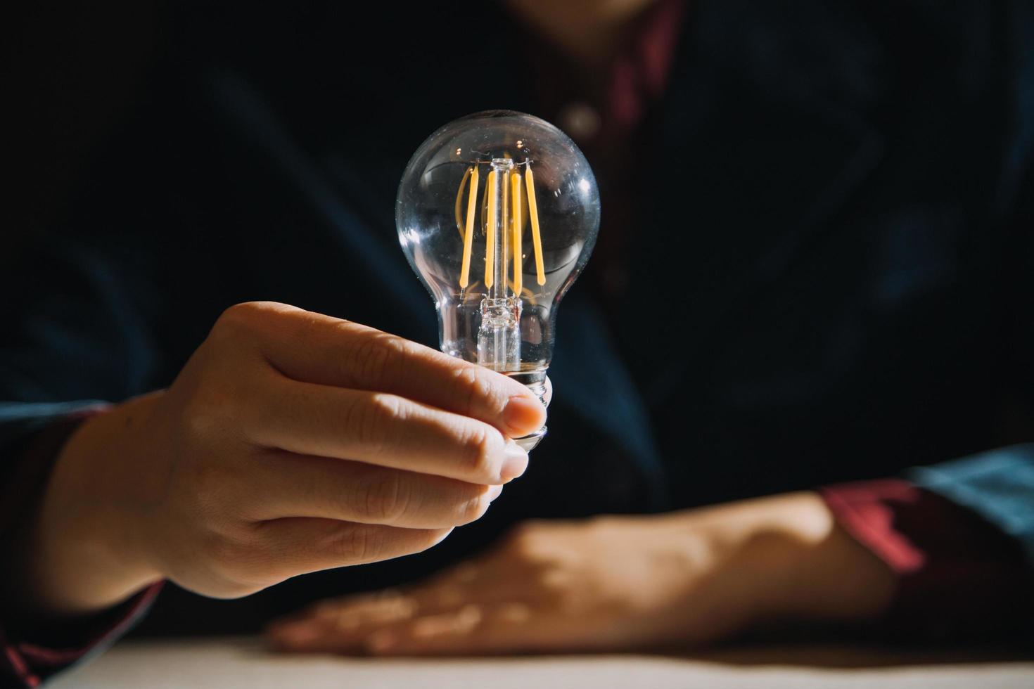 lampadina della tenuta della mano. concetto di idea con innovazione e ispirazione foto