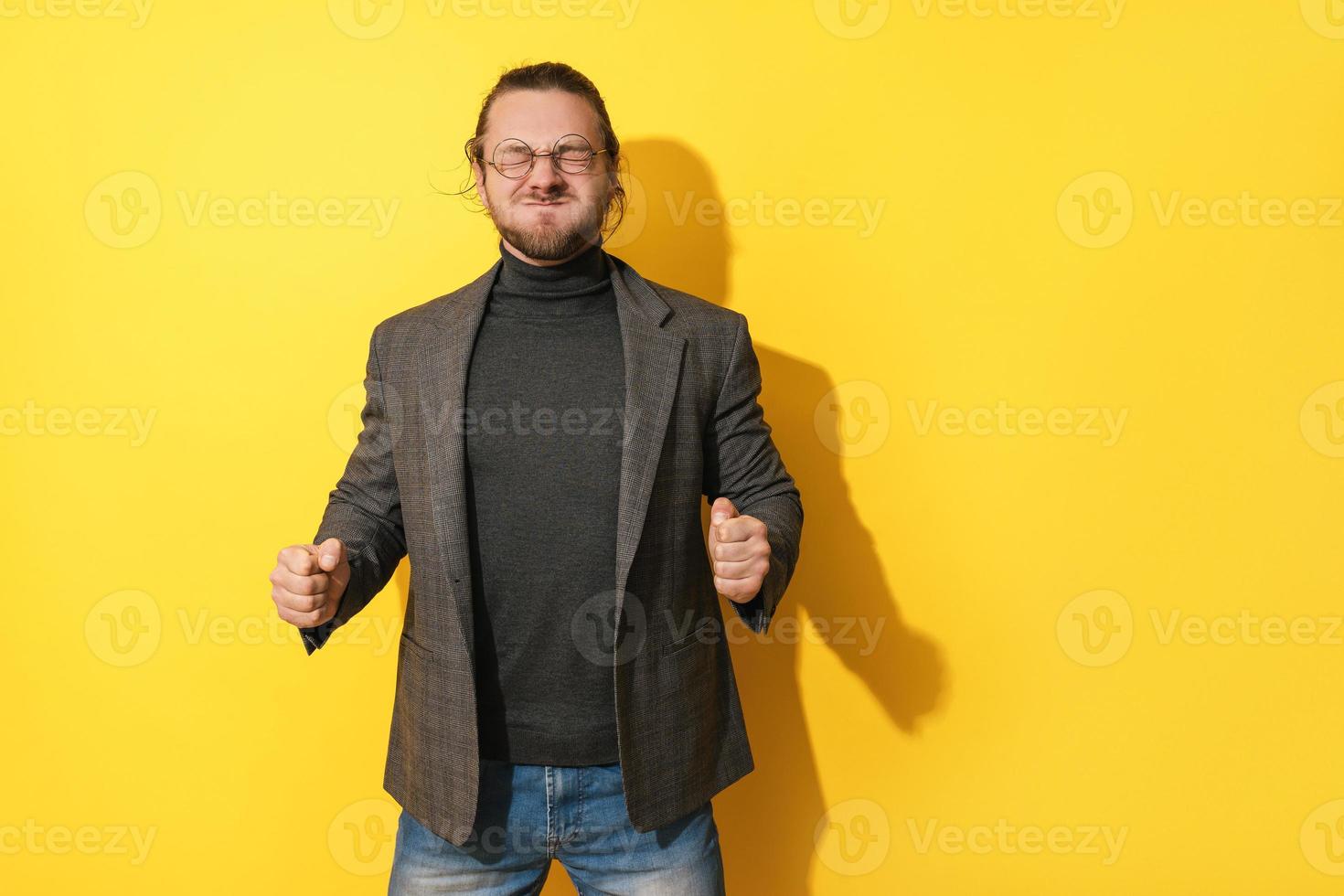 uomo fabbricazione sciocco viso contro giallo sfondo foto