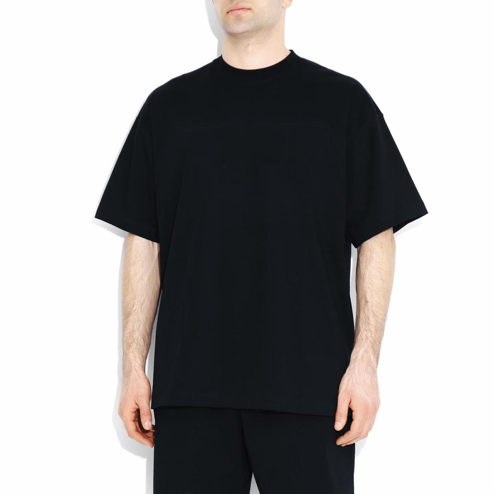 vista frontale del modello di t-shirt nera isolata foto