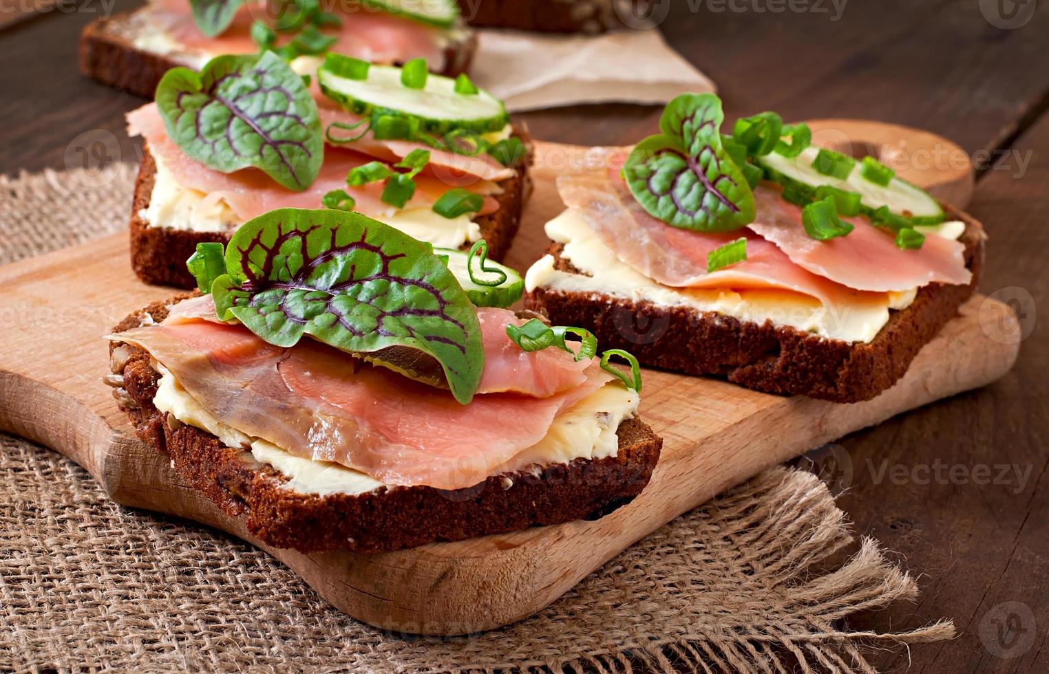 piccolo spuntini panini con salato salmone foto