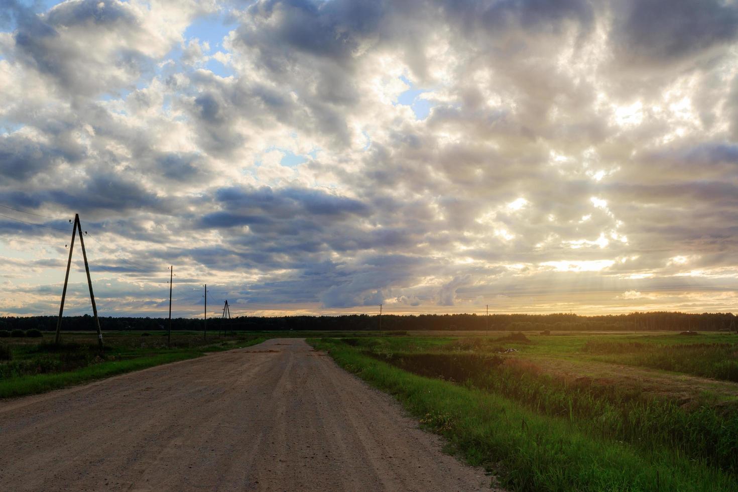 paesaggio di sporco strada nel il campagna e bellissimo sera cielo foto