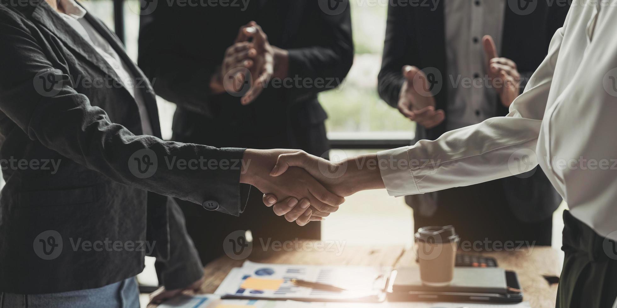 uomini d'affari che si stringono la mano, finendo la riunione, etichetta aziendale, congratulazioni, concetto di fusione e acquisizione foto