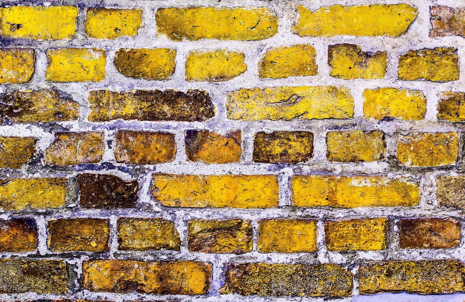 dettagliato Visualizza a un' colorato vecchio e Esposto alle intemperie mattone parete struttura come un' panoramico sfondo. foto