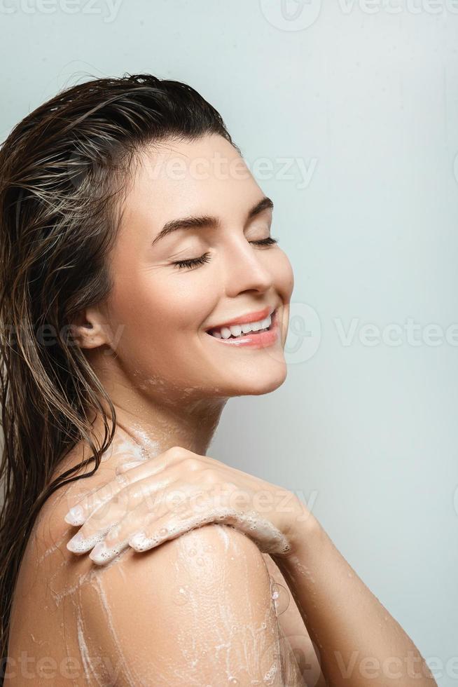 sensuale donna lavaggio sua corpo con doccia gel foto