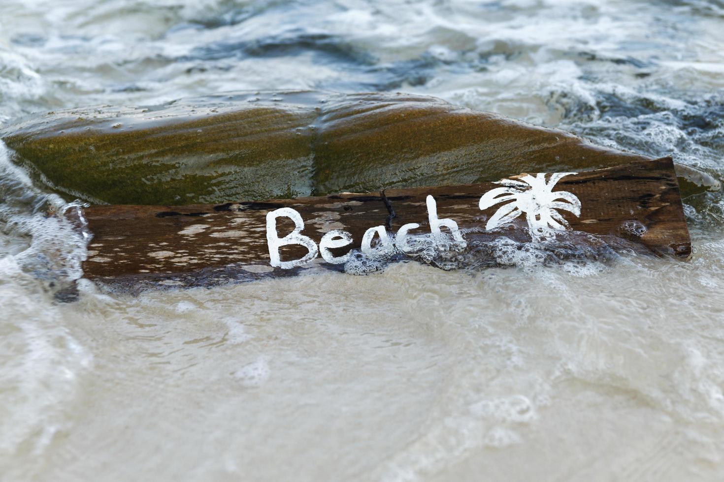 di legno cartello con lettering su il spiaggia foto