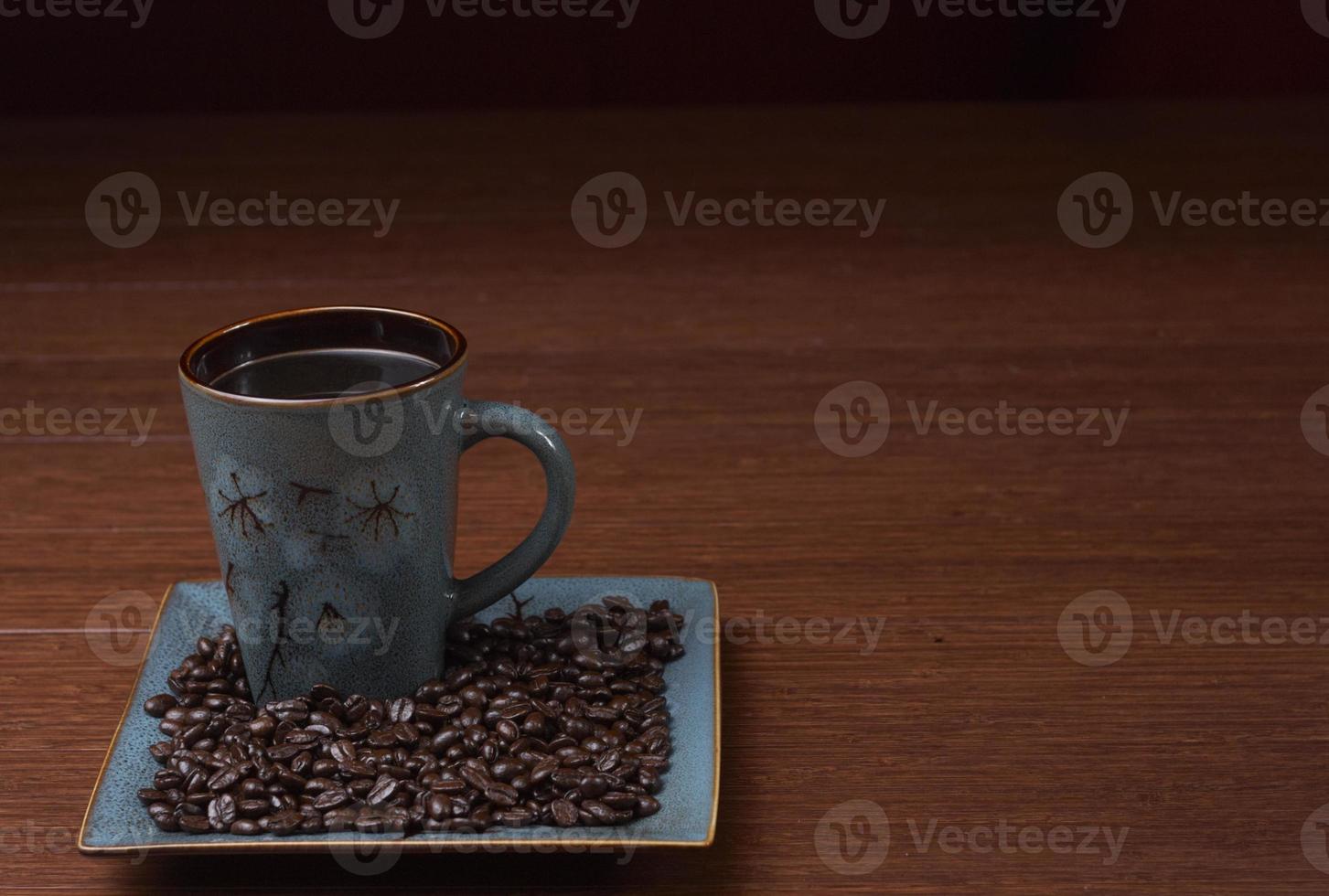 una tazza di caffè con chicchi di caffè foto