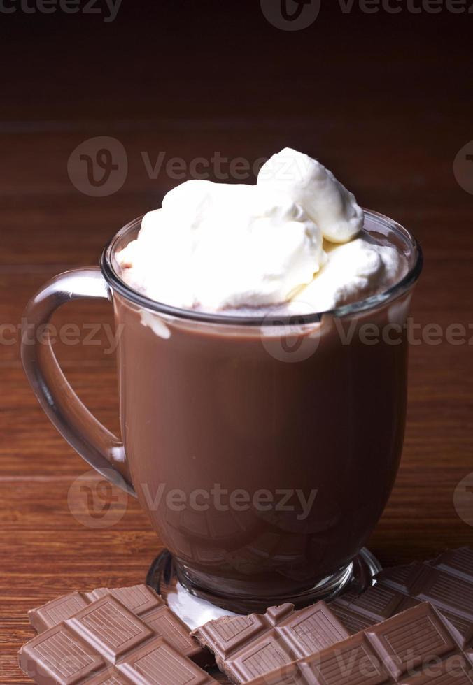 caldo cacao nel un' bicchiere boccale con spazzato crema foto