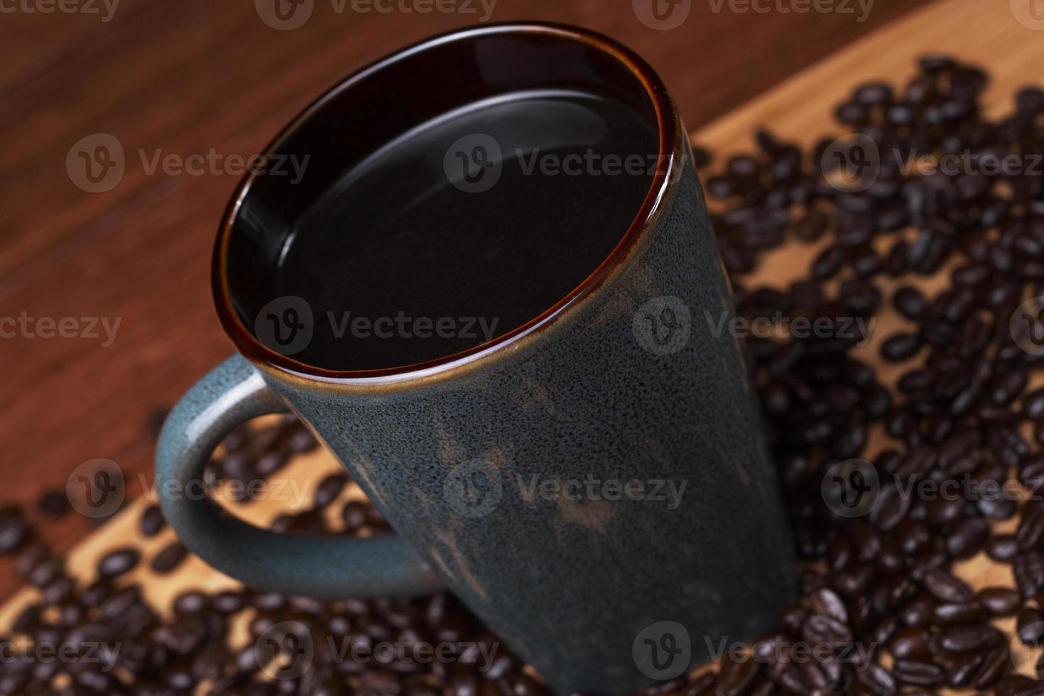 una tazza di caffè con chicchi di caffè foto