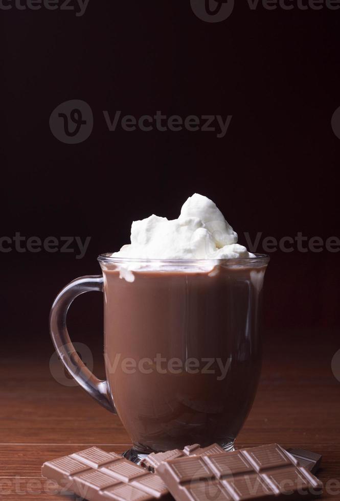 caldo cacao nel un' bicchiere boccale con spazzato crema foto