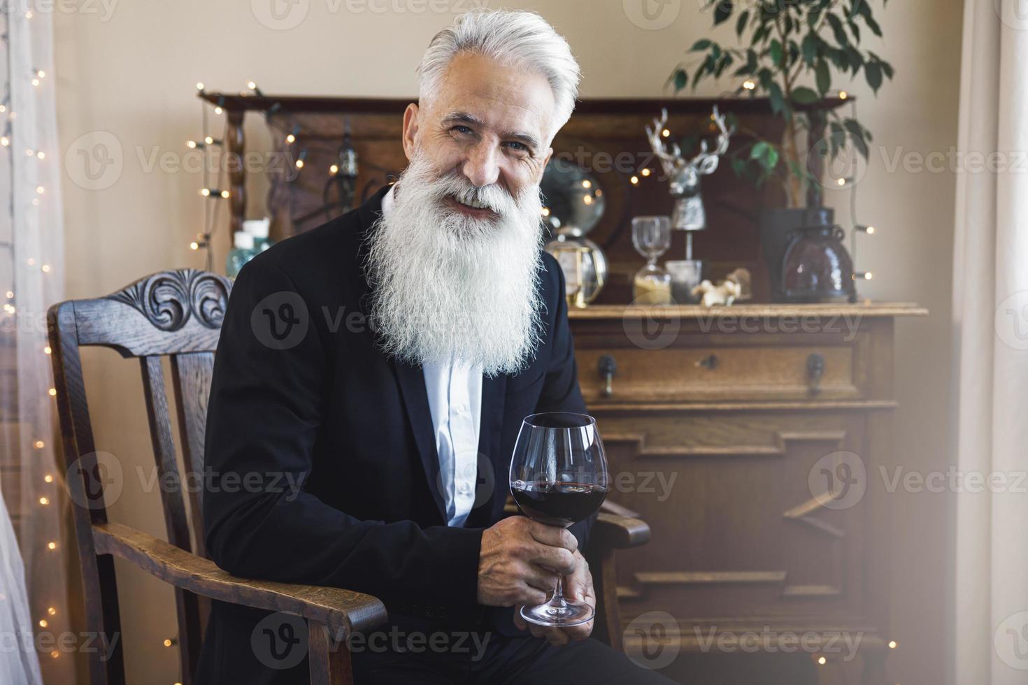 bello barbuto anziano uomo potabile rosso vino foto