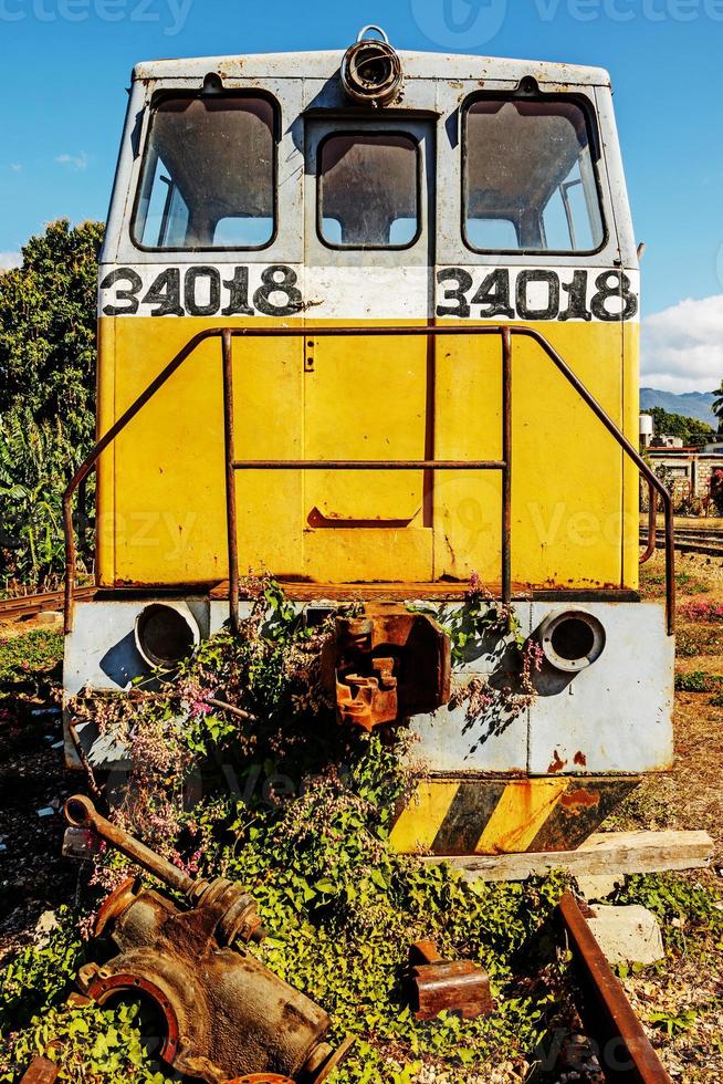 vecchio abbandonato locomotiva su un' treno cortile foto