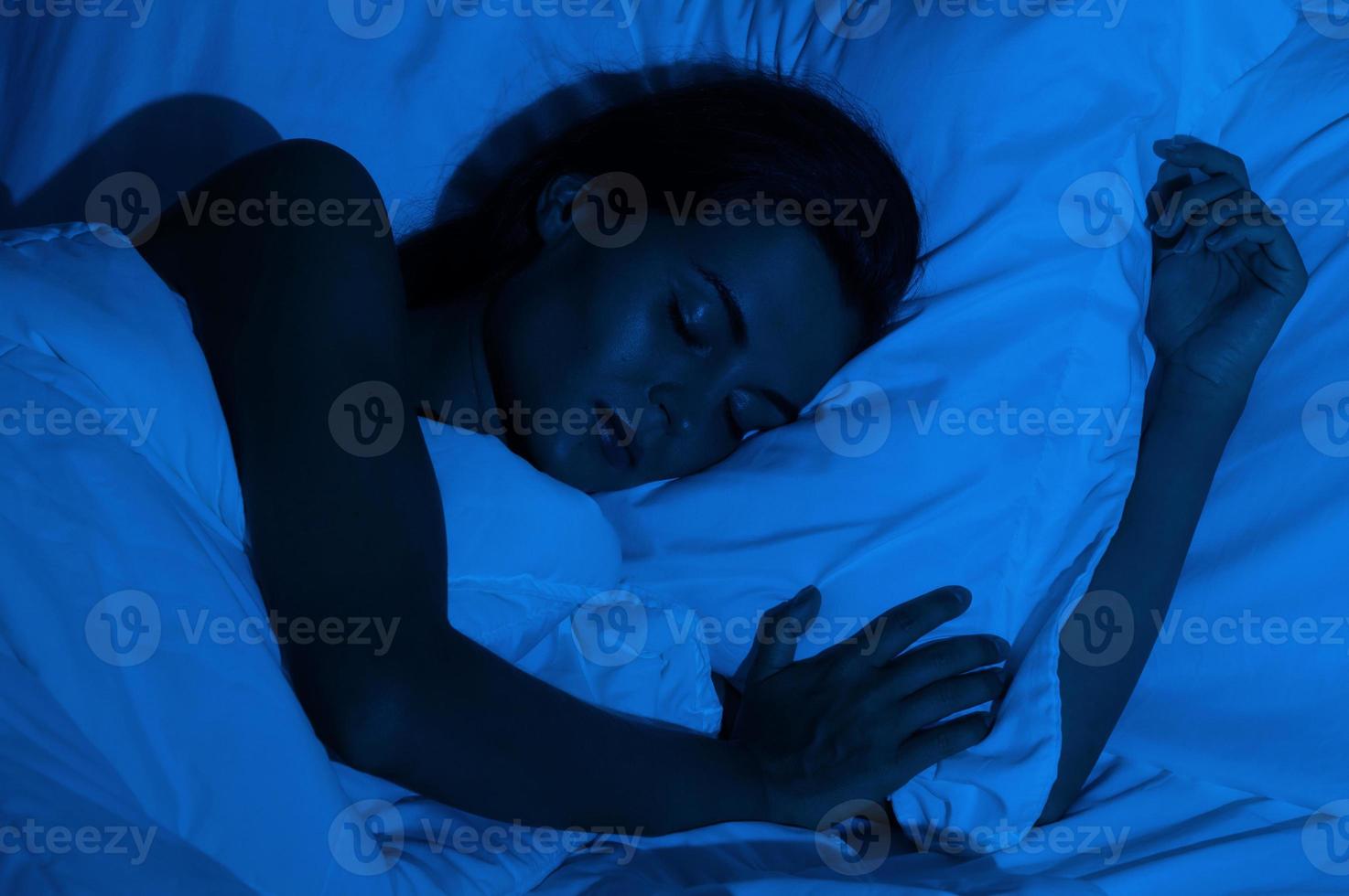 giovane donna pacificamente addormentato nel il letto foto