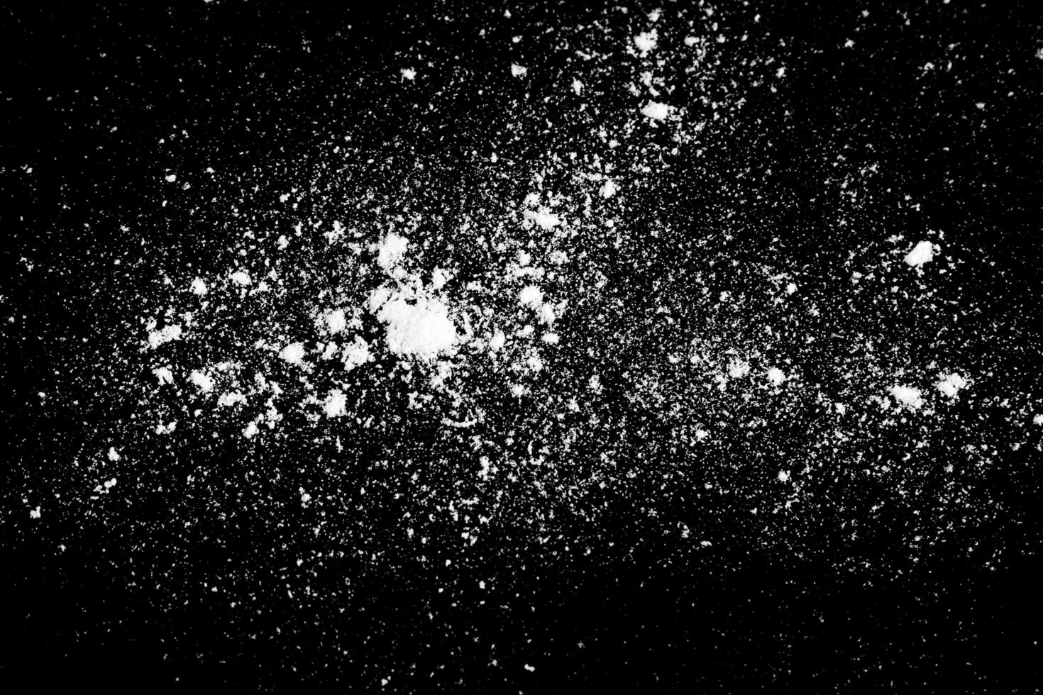 bianca polvere su nero sfondo foto