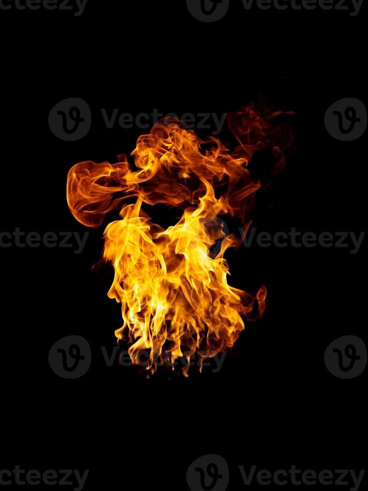 fiamme vere e calde bruciano su uno sfondo nero. foto