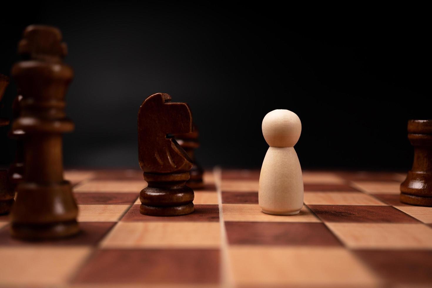 nuovo attività commerciale capo confronto con re scacchi è un' sfida per nuovo attività commerciale giocatore, strategia e visione è chiave successo. concetto di concorrenza e comando foto