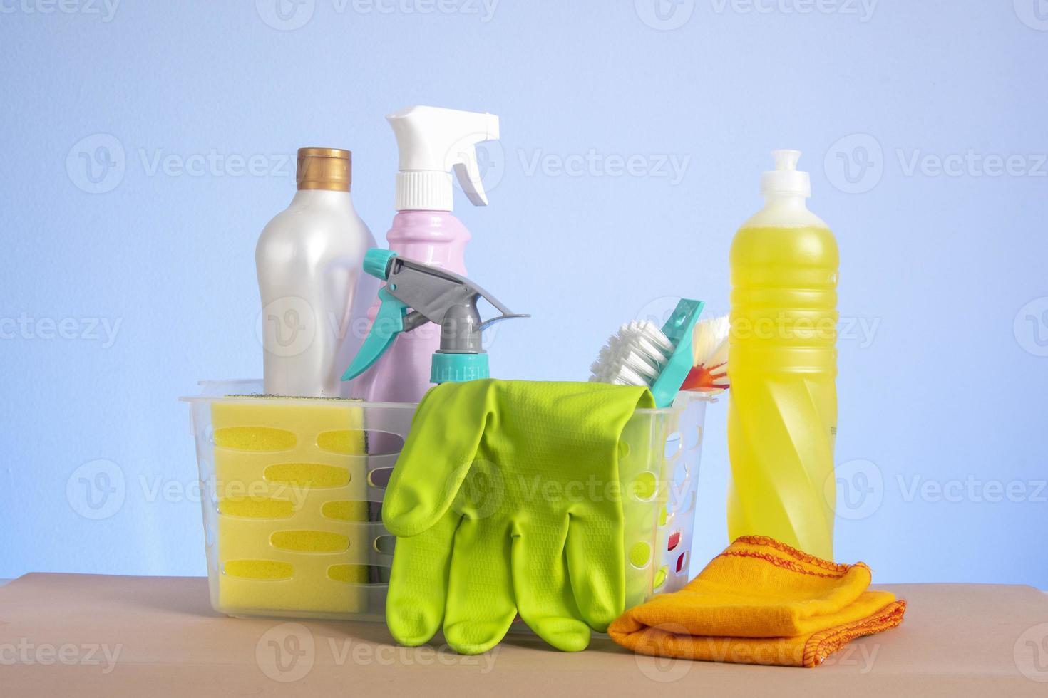 cestino con pulizia prodotti per casa igiene uso foto
