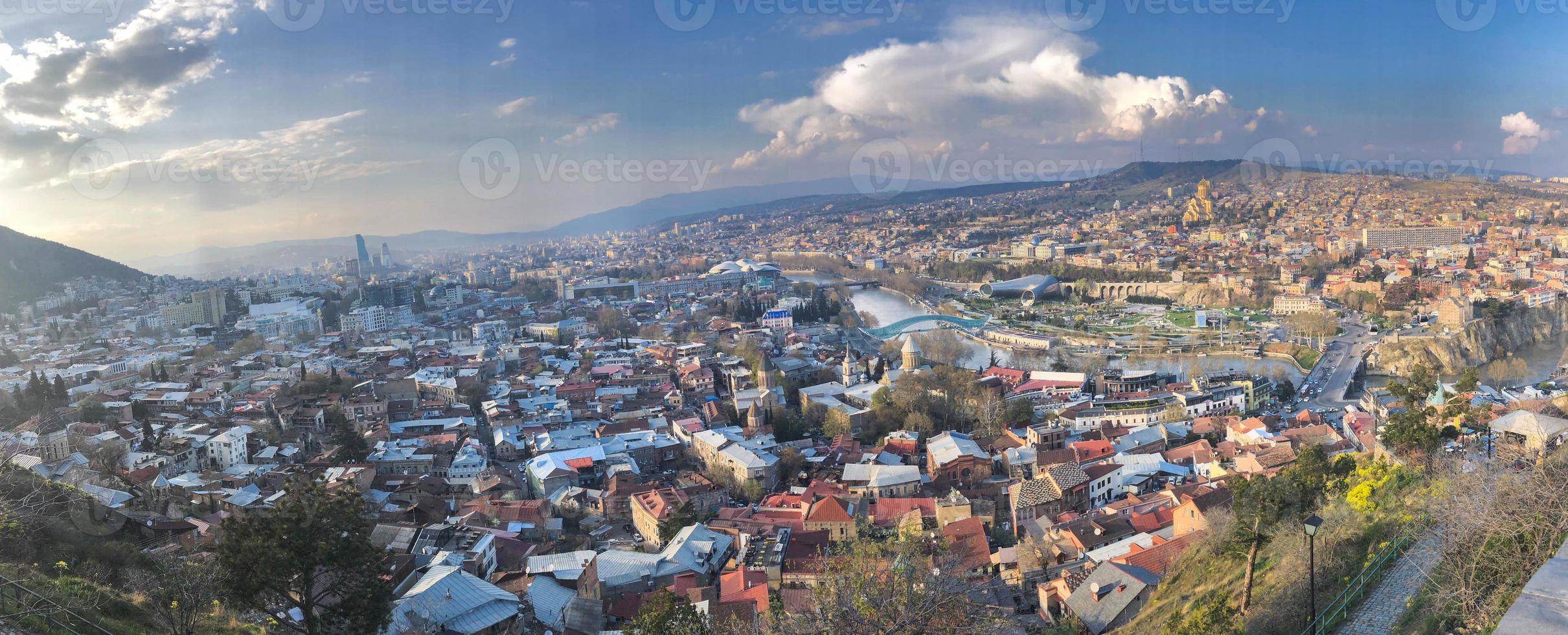 grande panorama con un' Visualizza a partire dal il altezza di un' bellissimo turista città con edifici e case, alberi e impianti, natura contro il blu cielo. europeo vecchio architettura foto