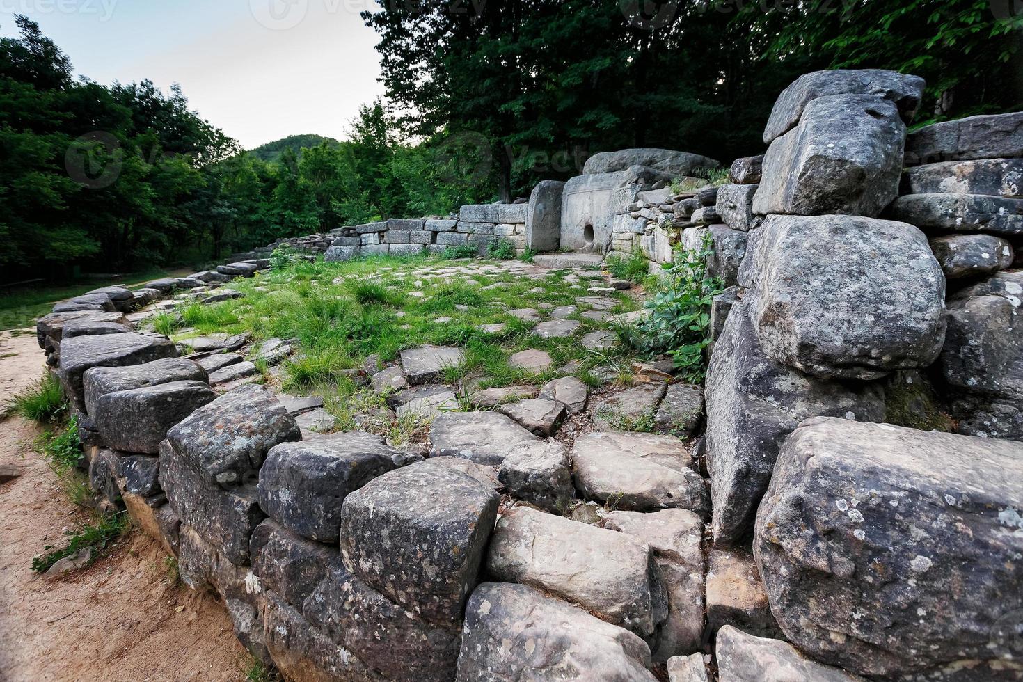 antico piastrelle dolmen nel il valle di il fiume jeans. monumento di archeologia megalitico struttura foto