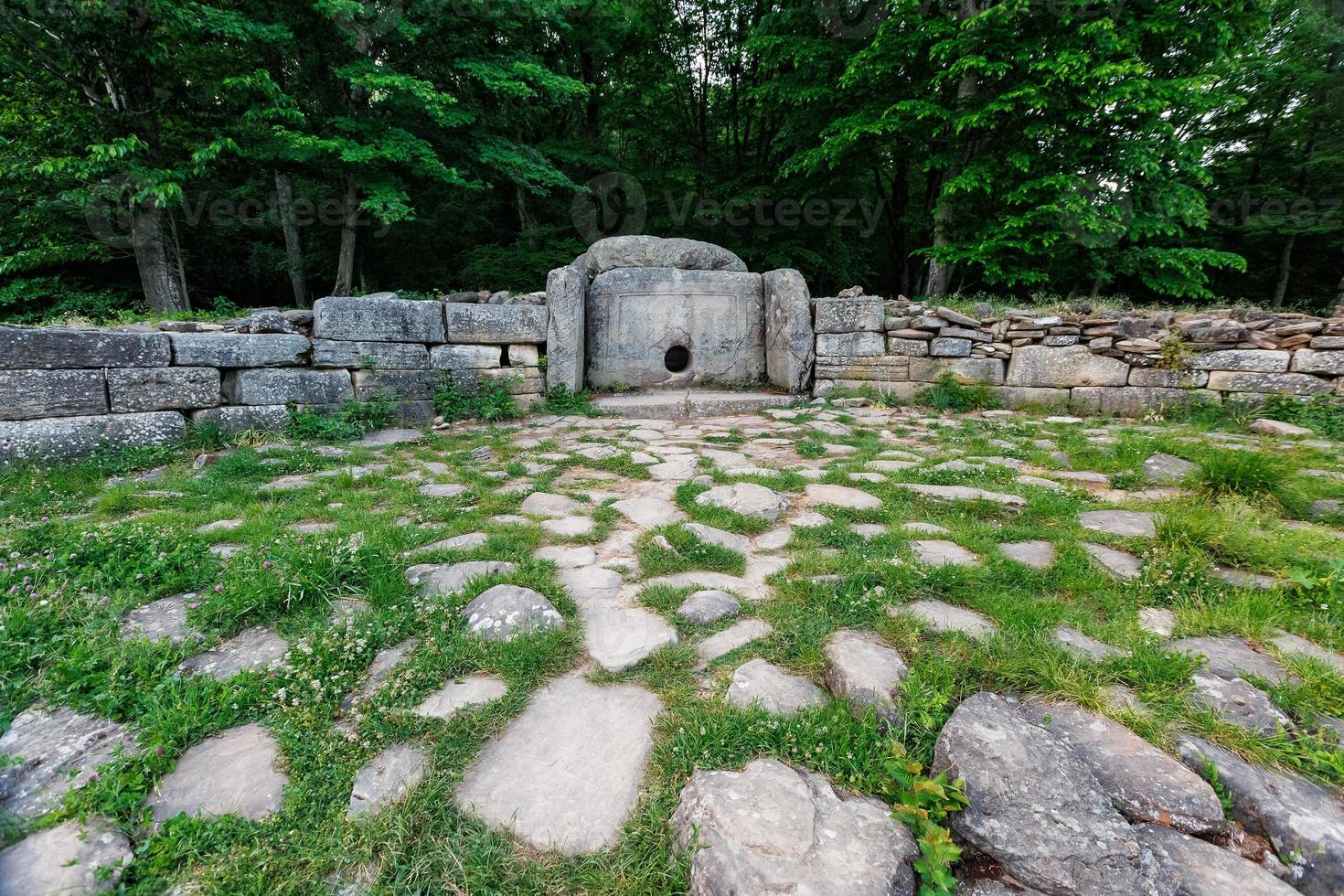 antico piastrelle dolmen nel il valle di il fiume jeans. monumento di archeologia megalitico struttura foto