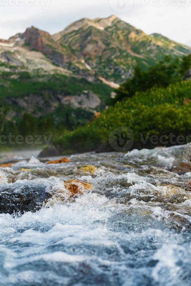 struttura di puro montagna ruscello contro il sfondo di montagne foto