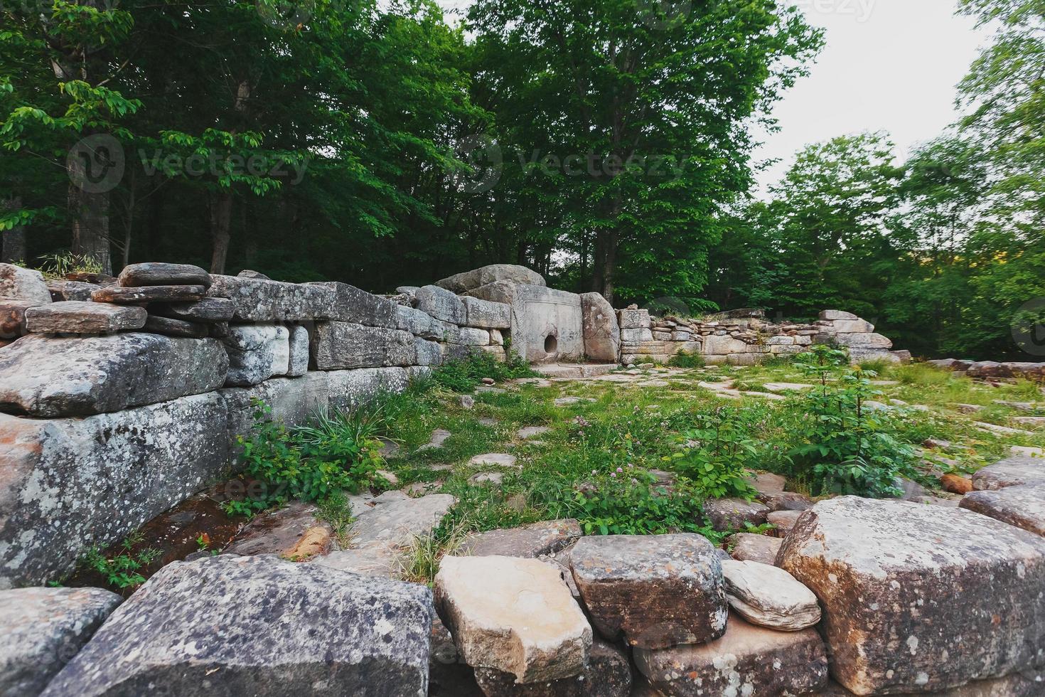 antico piastrelle dolmen nel il valle di il fiume jeans. monumento di archeologia megalitico struttura foto