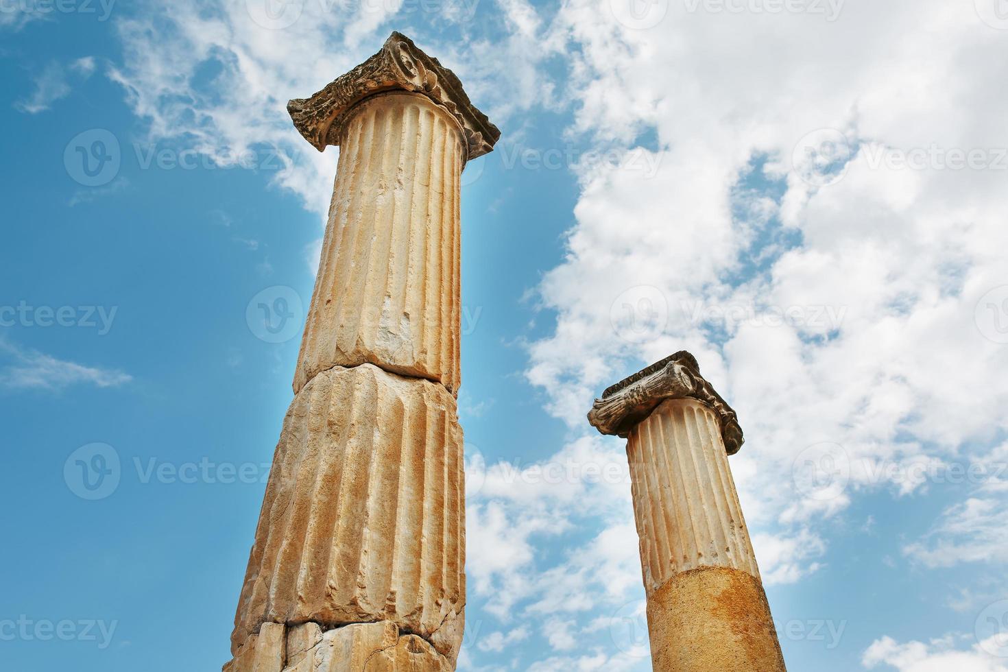 colonne il rovine di il antico città di Efeso contro il blu cielo su un' soleggiato giorno. foto