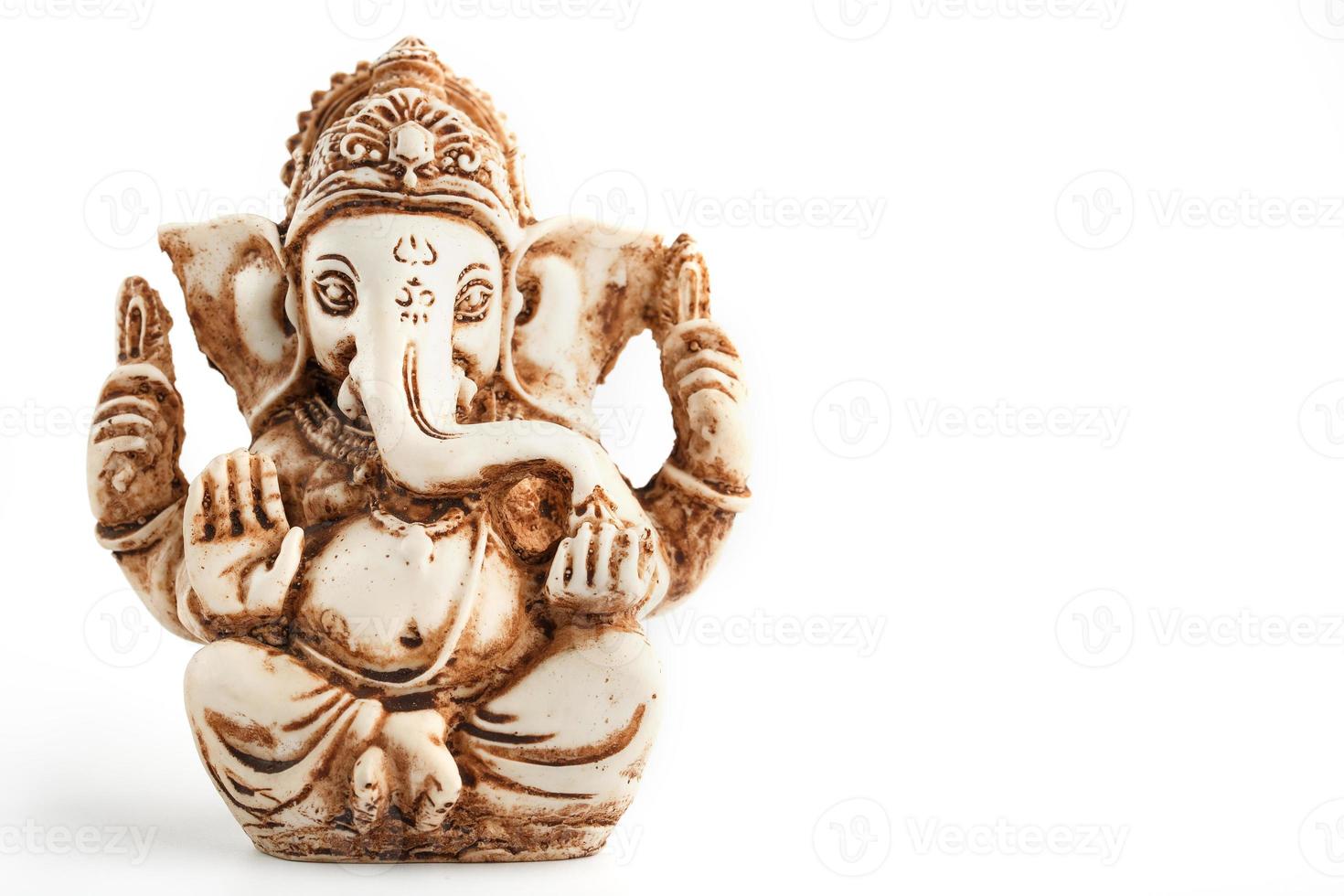 indù Dio ganesh su un' nero sfondo. statua con incenso Fumo aromatico bastoni foto