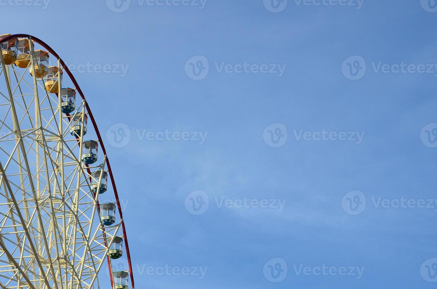 divertimento Ferris ruota contro il chiaro blu cielo foto