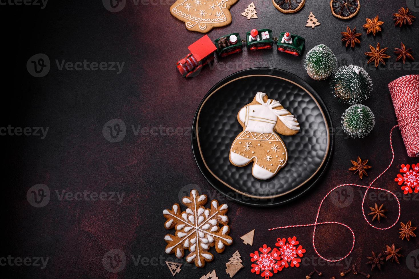 bellissimo diverso Natale decorazioni e Pan di zenzero su un' Marrone calcestruzzo tavolo foto