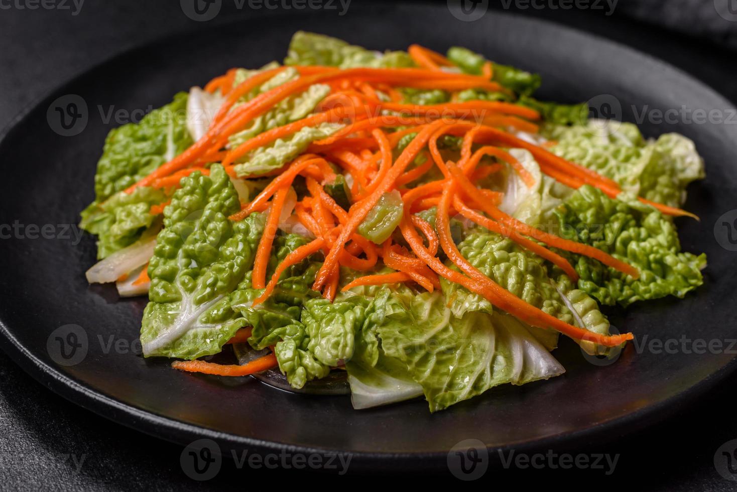 Cinese cavolo con carote e mele, delizioso insalata foto