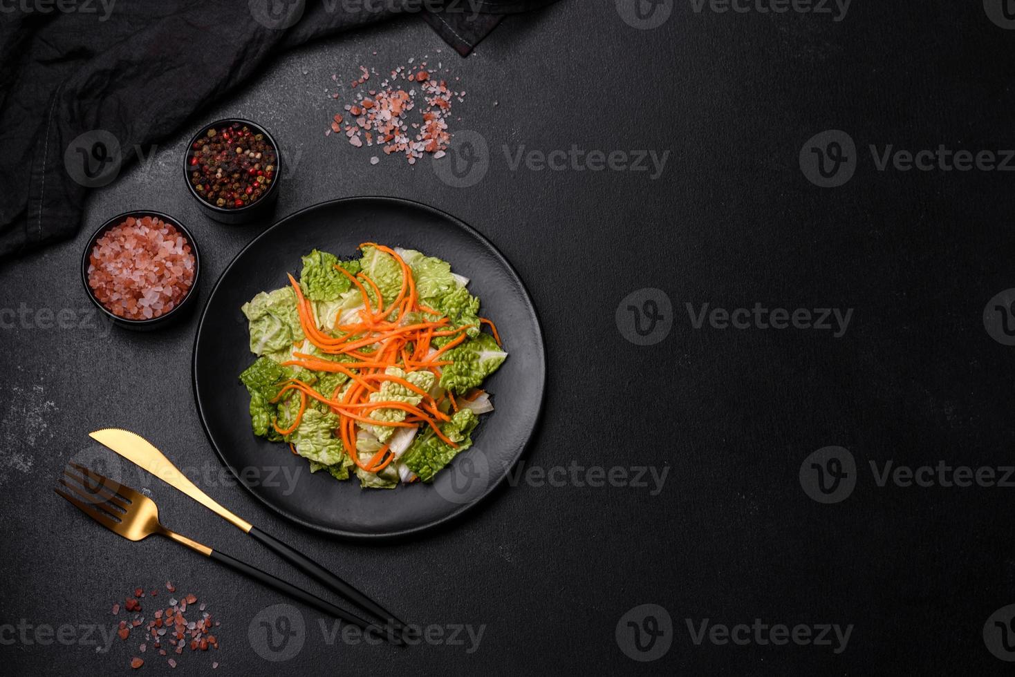 Cinese cavolo con carote e mele, delizioso insalata foto