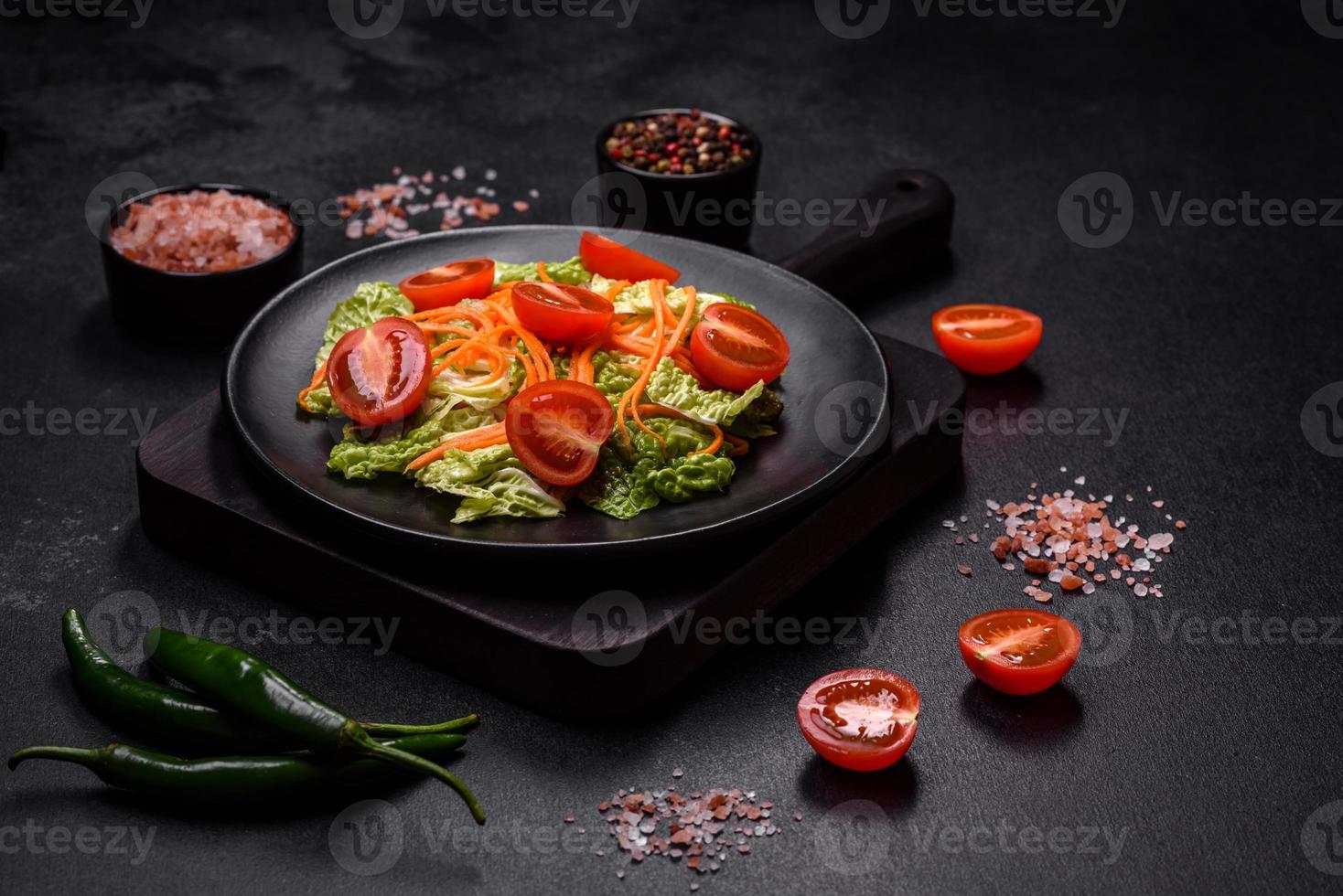 Cinese cavolo con carote e mele, delizioso insalata foto