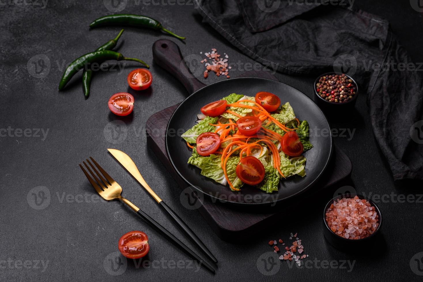 Cinese cavolo con carote e mele, delizioso insalata foto
