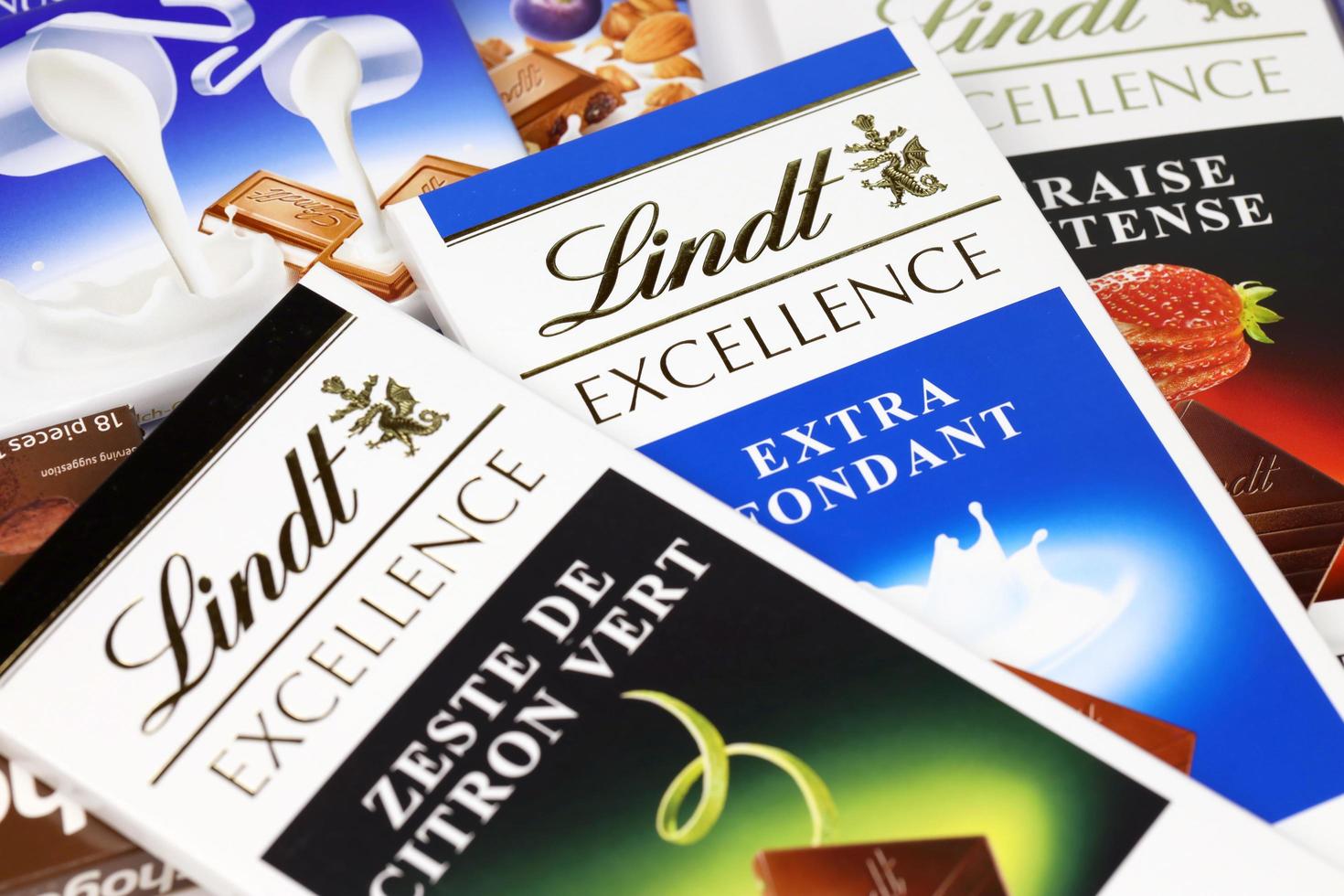 Kharkiv, Ucraina - dicembre 18, 2022 lindt cioccolato su bianca sfondo. lindt e spruegli ag è un' svizzero cioccolatiere e confetteria azienda conosciuto per loro cioccolato barre foto