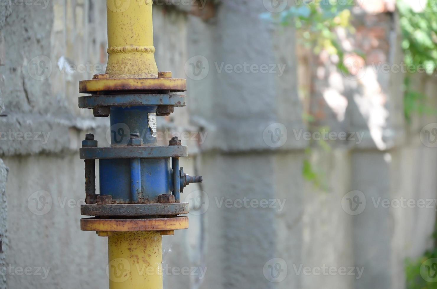 giallo gas tubo nel davanti di Residenziale edificio parete foto