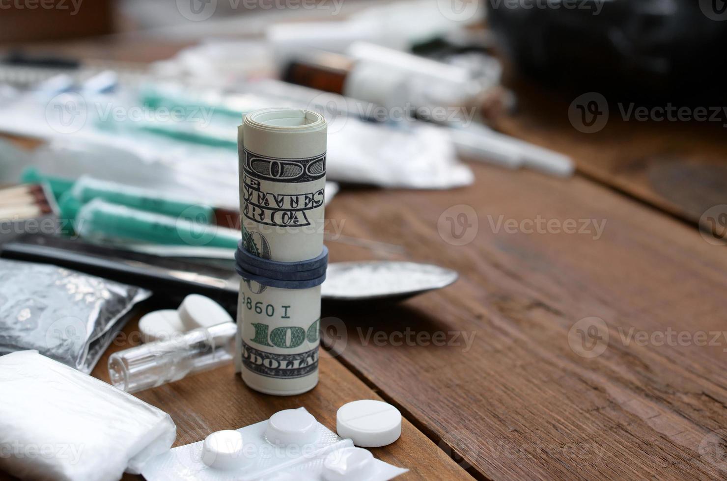 rotolo di centinaio dollaro fatture su sfondo di narcotico droga commerciante cose foto