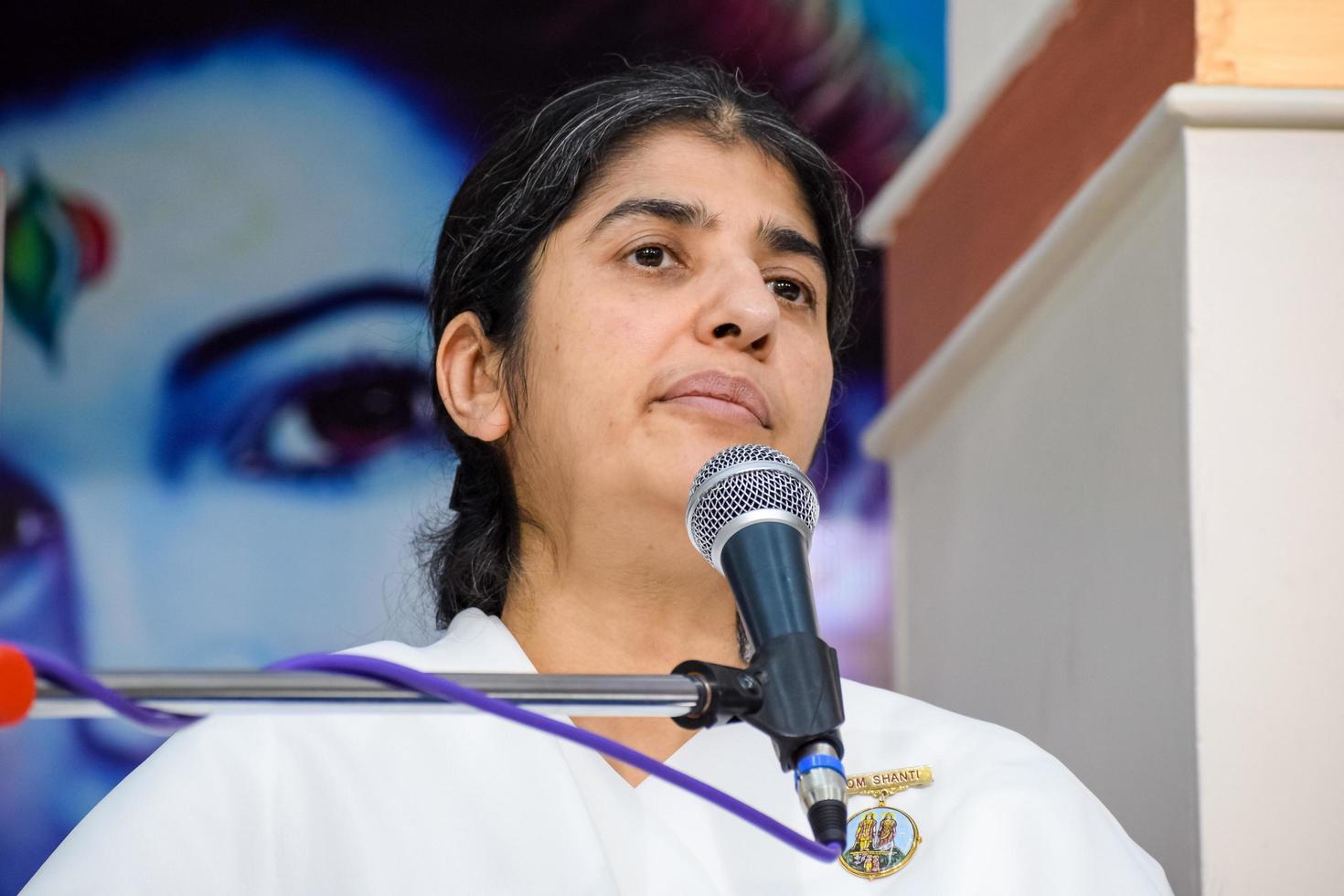 nuovo delhi, India, ottobre 16 2022 - bk shivani durante meditazione sessione, shivani verma, meglio conosciuto come bk Shivani, è un' insegnante nel il Brahma kumaris spirituale yoga e meditazione movimento di India foto