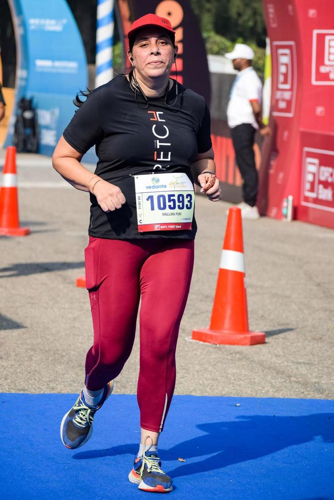 nuovo delhi, India - ottobre 16 2022 - vedanta delhi metà maratona gara dopo covid nel quale maratona partecipanti di per attraversare il finire linea, delhi metà maratona 2022 foto