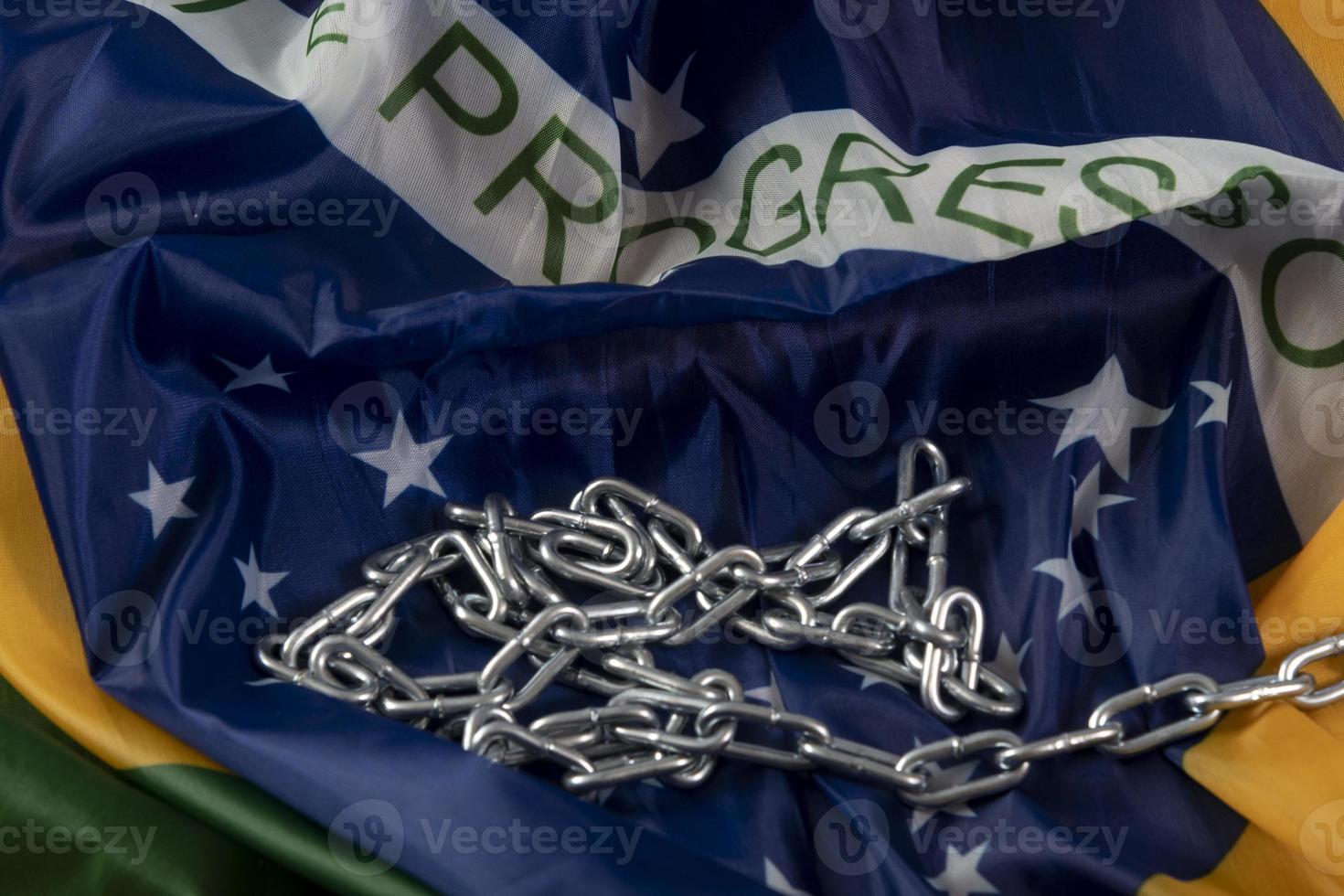 catena e brasiliano bandiera simboleggiante schiavitù nel il nazione foto