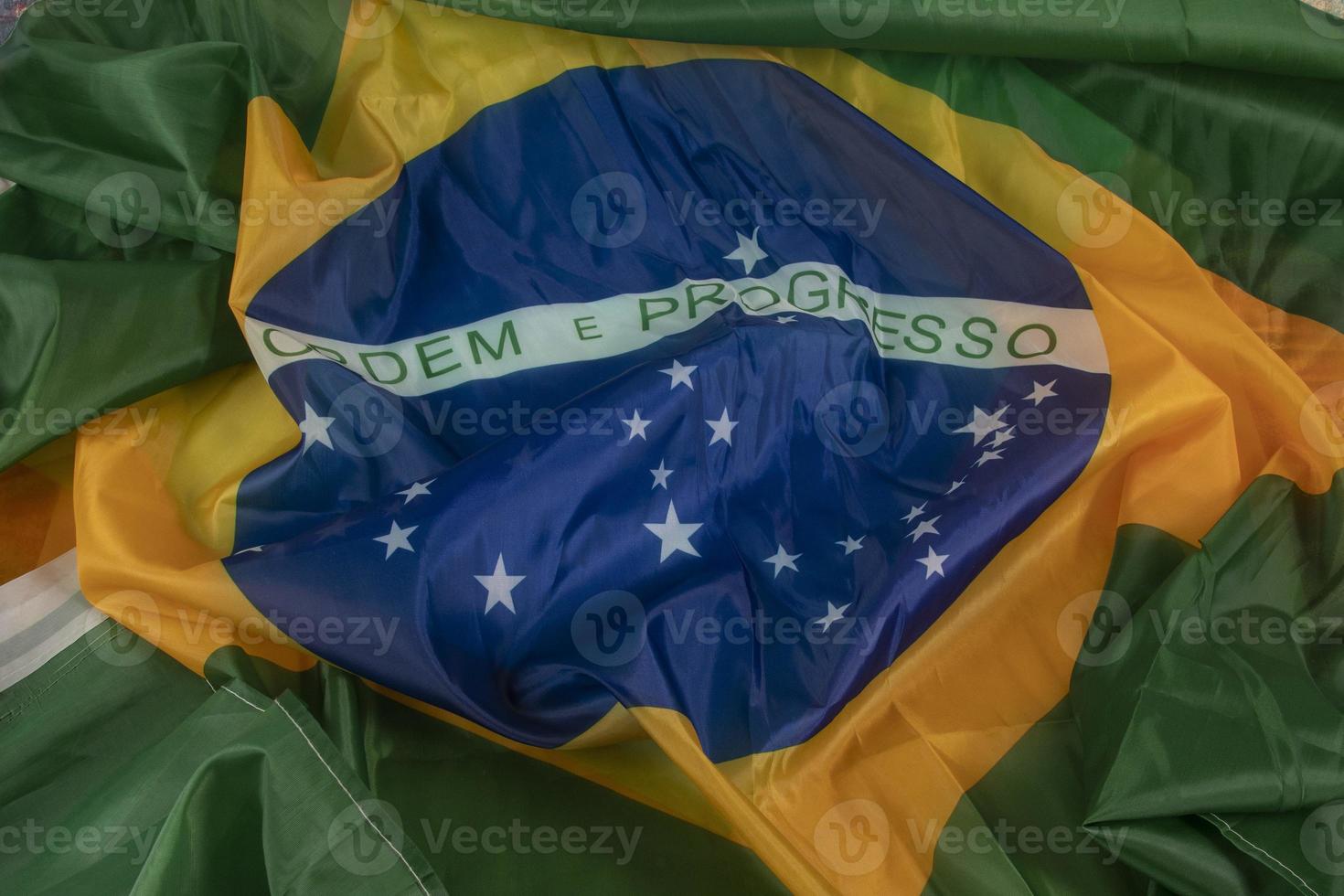 bandiera di brasile nel un' onda piace vento e Riempimento il telaio foto