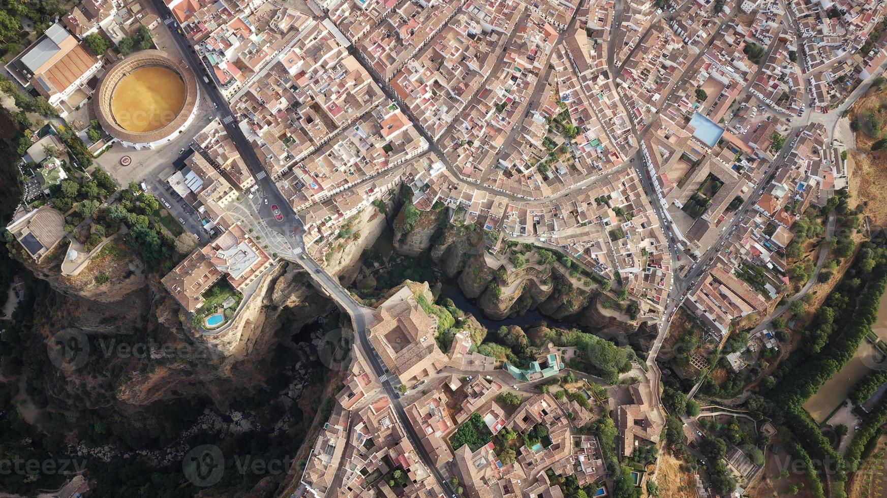 vista aerea da drone del villaggio di Ronda. villaggi bianchi nella provincia di malaga, andalusia, spagna. bellissimo villaggio sulla scogliera della montagna. meta turistica. vacanze e godersi il sole. foto