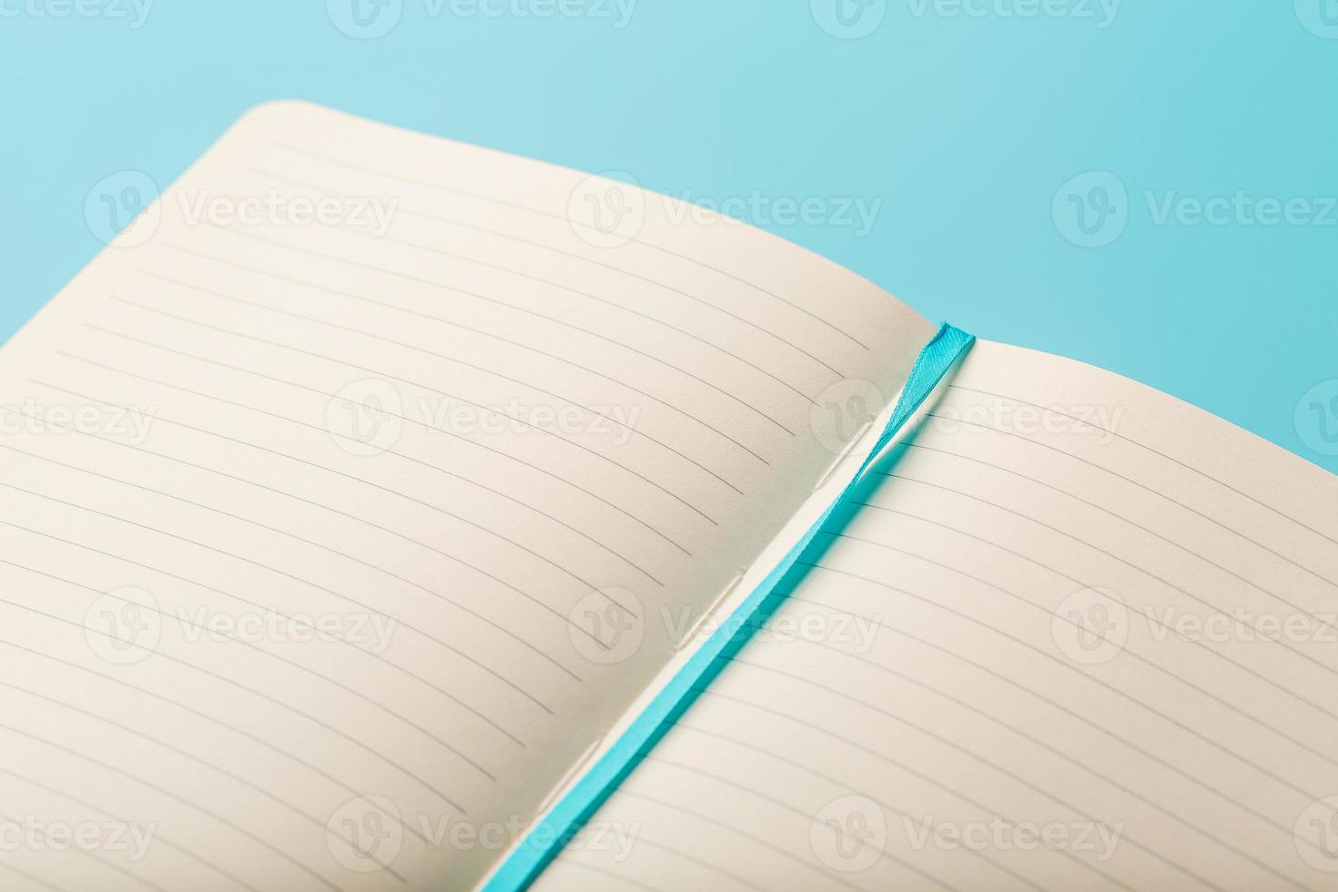 Aperto taccuino, un' libro con vuoto e vuoto pagine su un' blu sfondo, superiore Visualizza. foto
