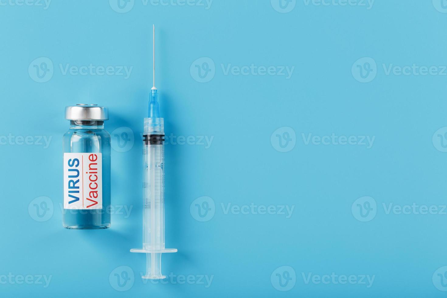 siringhe e fiala con il vaccino contro il virus a partire dal malattie su un' blu sfondo. foto
