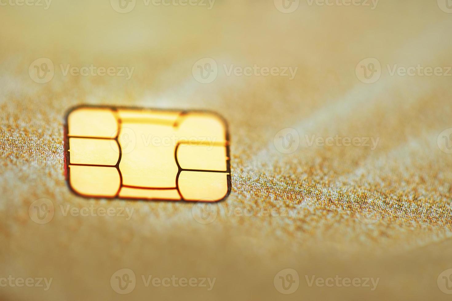carta di credito d'oro con messa a fuoco selettiva di microchip foto