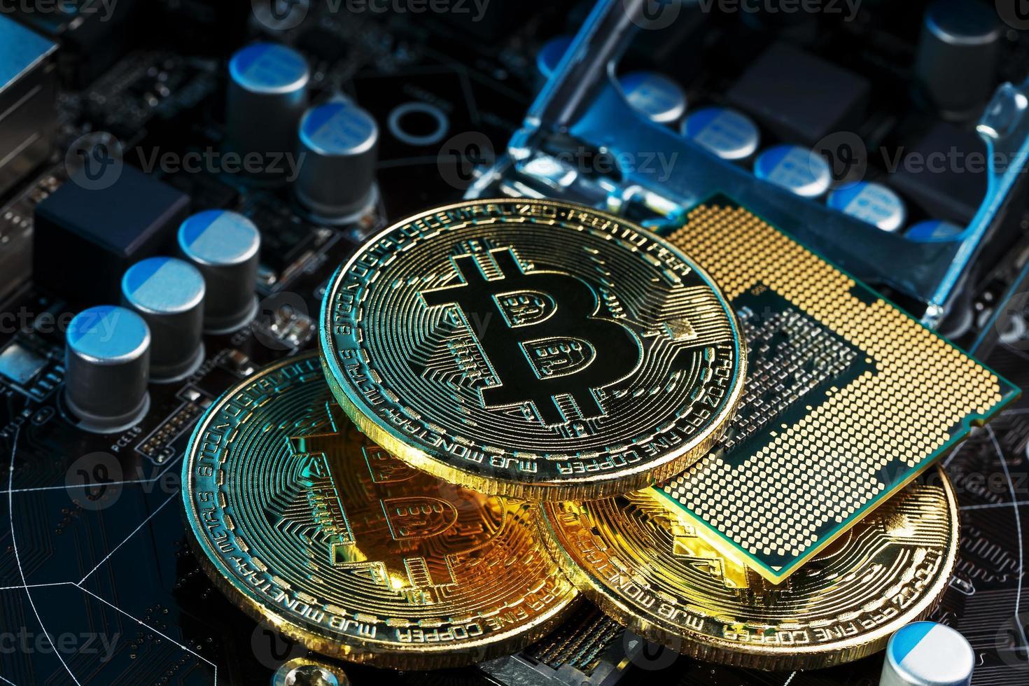 d'oro bitcoin criptovaluta su computer circuito tavola processore. macro sparo. foto