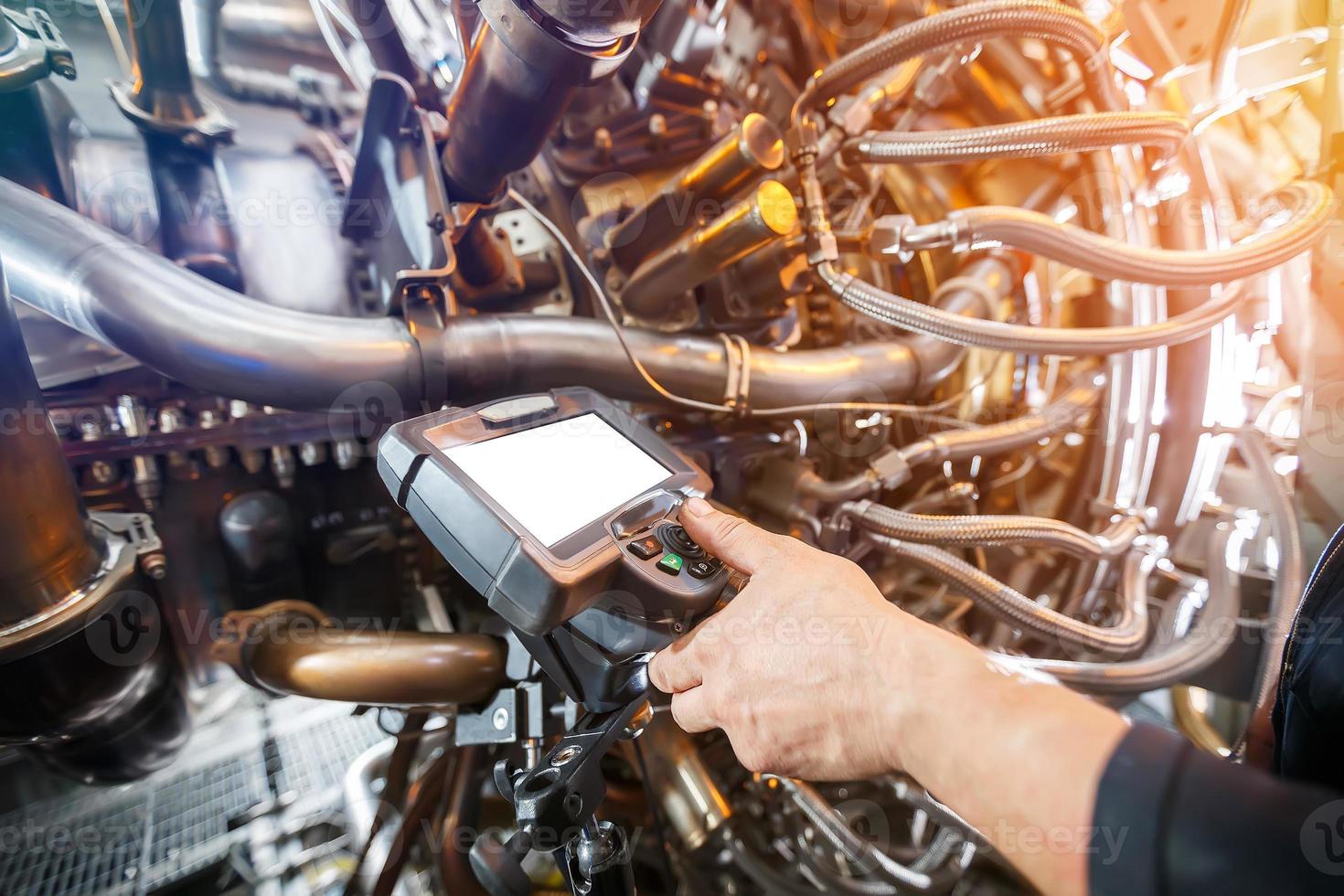 ispezione di un' gas turbina motore utilizzando un' video endoscopio. ricerca per difetti dentro il turbina e tiro su video, fotografie utilizzando un' misurazione strumento.