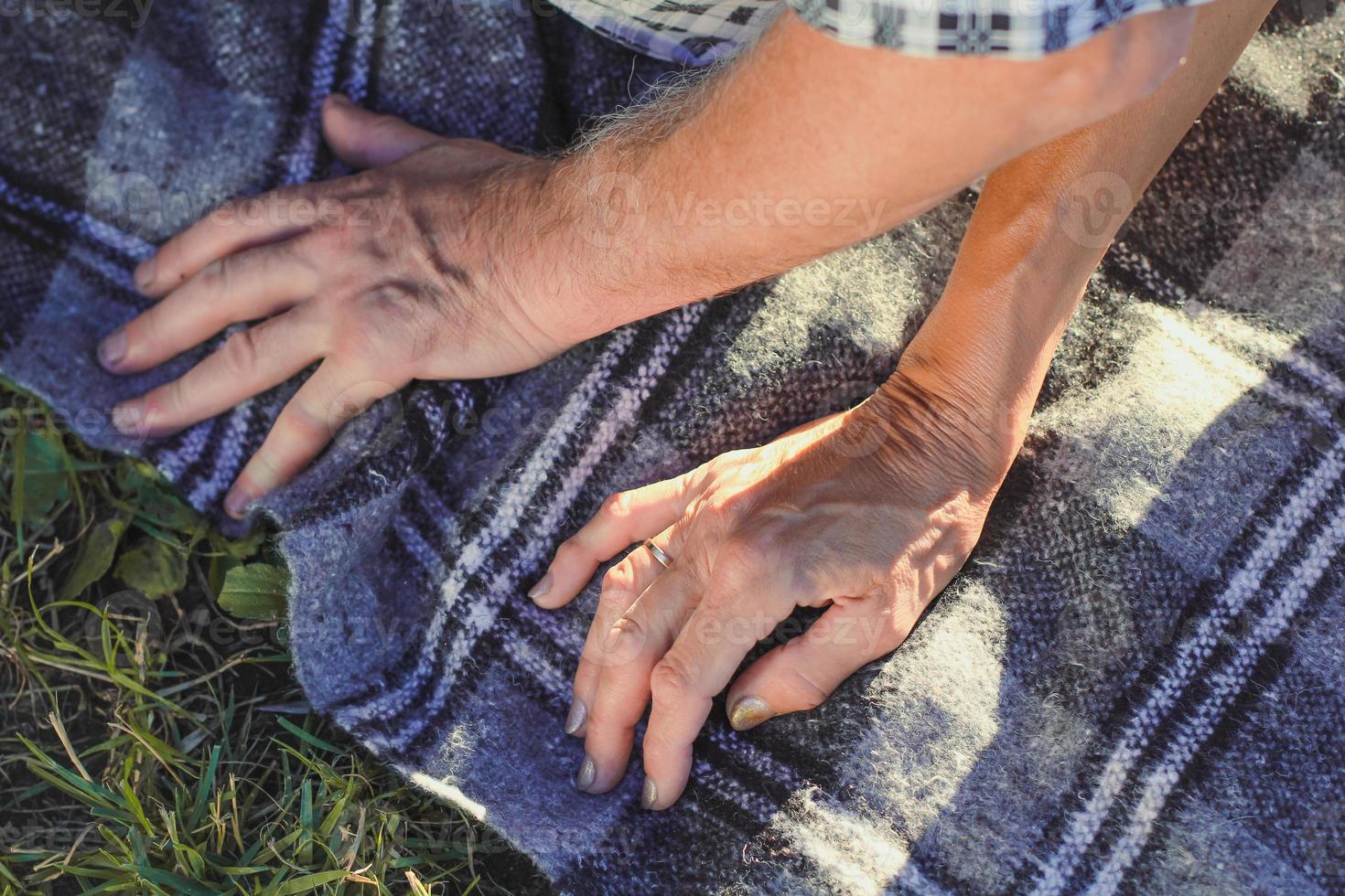 vicino su femmina e maschio mani concetto foto