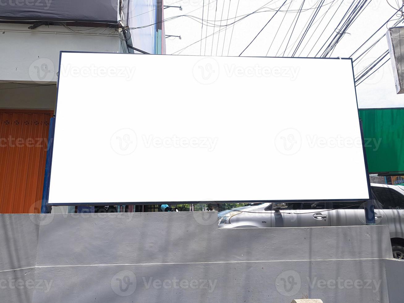 modello di vuoto cartelloni su il lato di il autostrada, vuoto pubblicità manifesto modelli, informazione bandiera segnaposto finto UPS foto