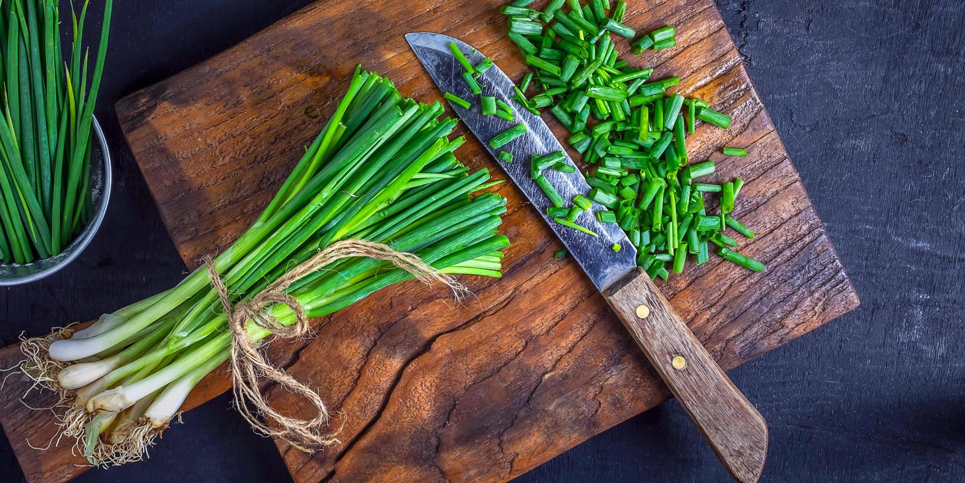 cipolla fresca tagliata sul tagliere di legno foto